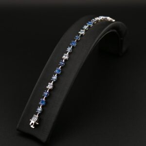 دستبند زنجیردار نقره طرح جواهر سه نگین آبی MK3014