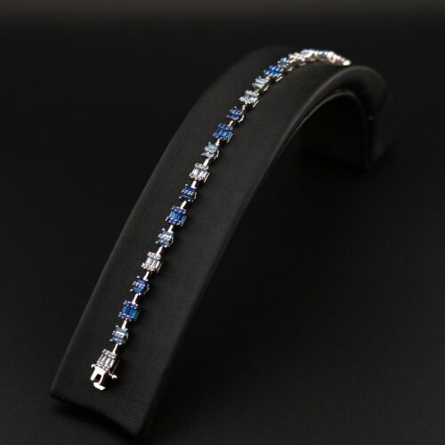 دستبند زنجیردار نقره طرح جواهر سه نگین آبی MK3014 (1)