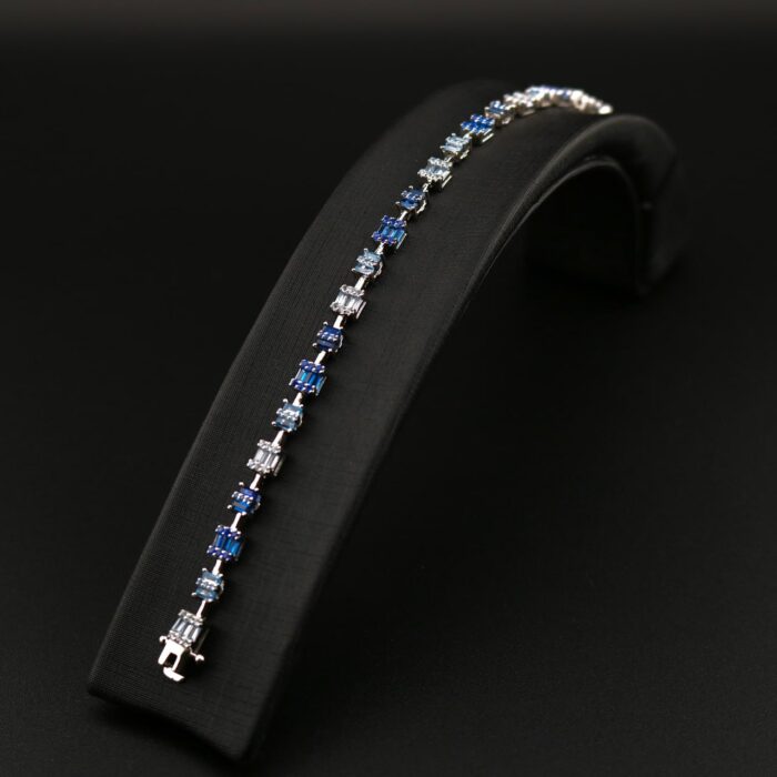 دستبند زنجیردار نقره طرح جواهر سه نگین آبی MK3014 (1)