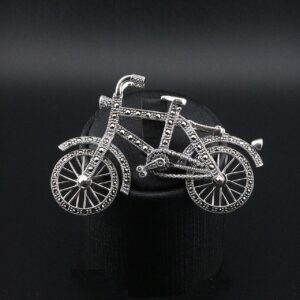 گل سینه زنانه طرح دوچرخه MK8009