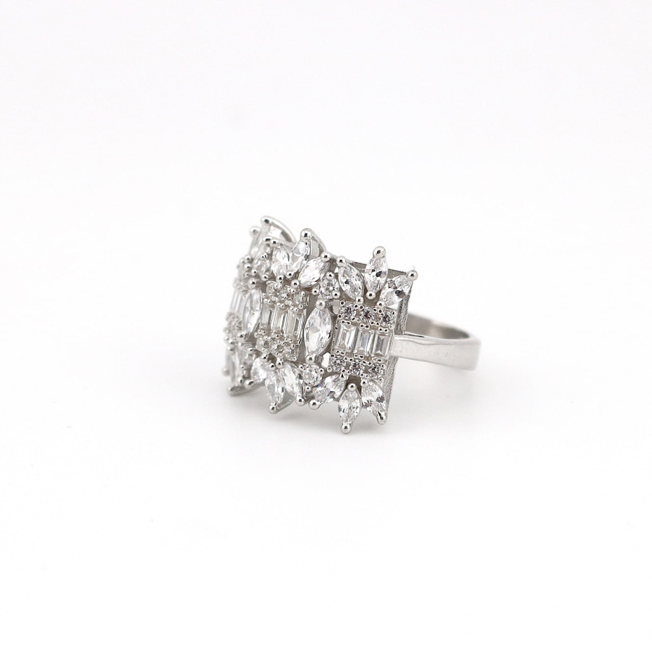 انگشتر نقره طرح جواهر