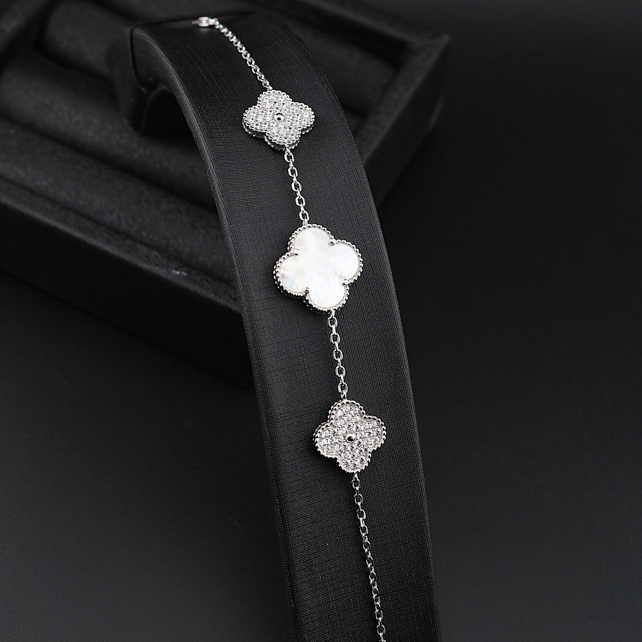 دستبند نقره ونکلیف 3 گل با نگین