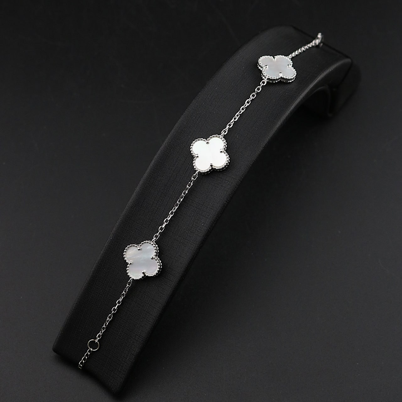 دستبند ونکلیف سه گل سفید صدفی نقره