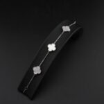 دستبند ونکلیف سه گل سفید صدفی نقره mk3057