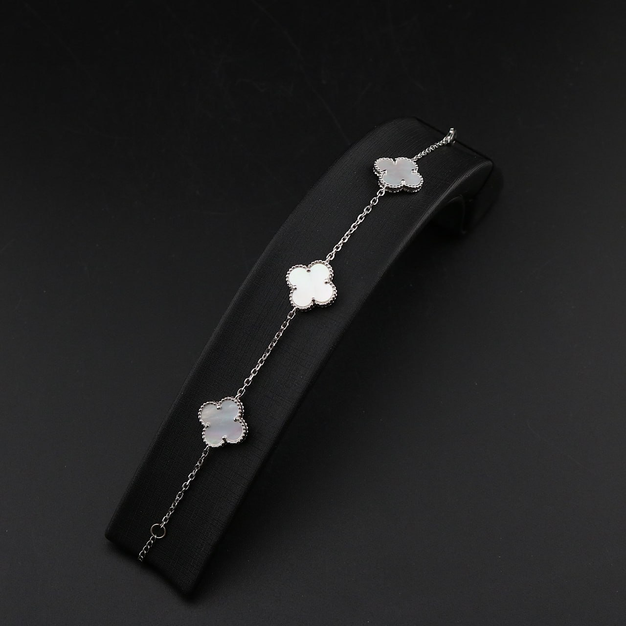 دستبند ونکلیف سه گل سفید صدفی نقره